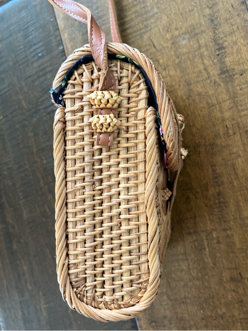 Woven straw rattan crossbody bag with leather strap, floral interior. - Picture 6 of 6